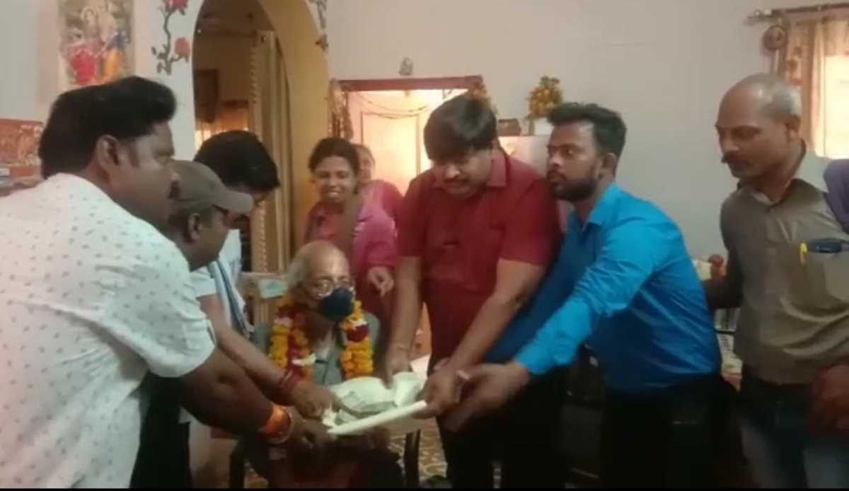 पत्रकार बीमा दिखावे की योजना : सर्वेश पुरोहित पत्रकार बीमा दिखावे की योजना : सर्वेश पुरोहित